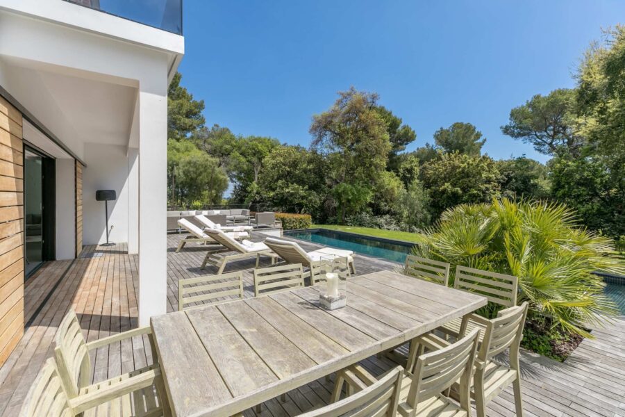 villa-chantal-exterior-decking-outdoor-dining-sunloungers-swimmingpool-oasis-garden-luxury-rental-retreat-antibes