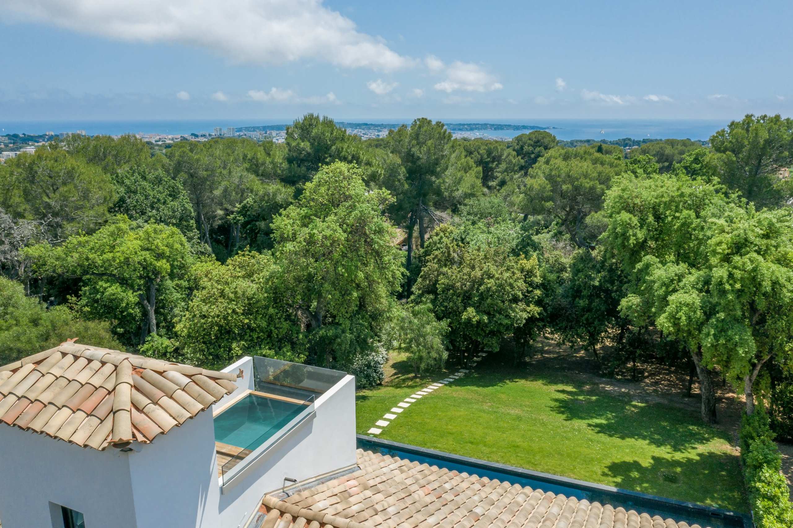 villa-chantal-exterior-seaview-large-garden-balcony-swimmingpool-luxury-modern-unique-design-antibes