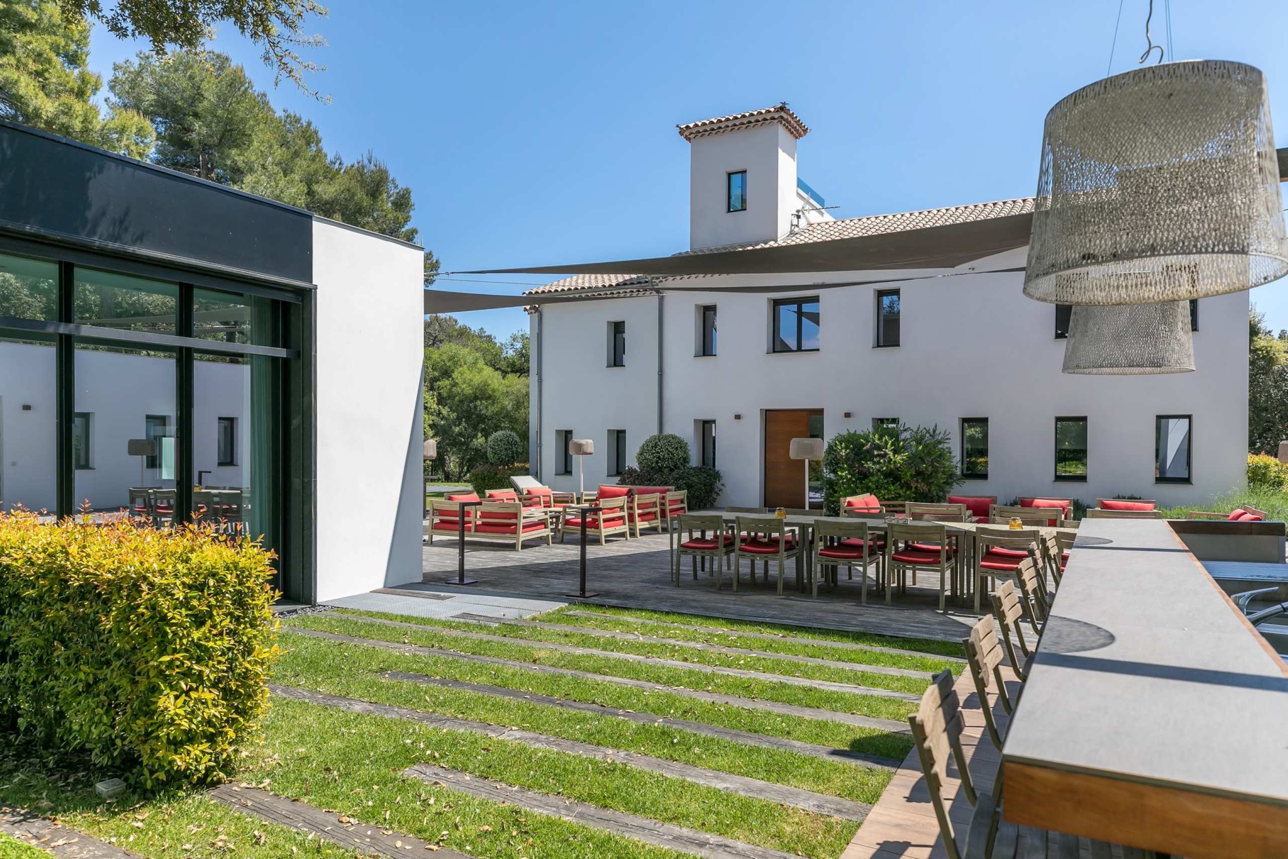 villa-chantal-exterior-summerkitchen-bar-outdoor-dining-lounge-party-summer-hosting-luxury-antibes
