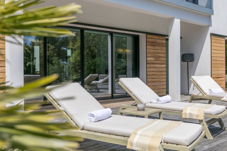 villa-chantal-exterior-sunloungers-outdoor-swimmingpool-terrace-relaxation-wellness-luxury-rental-retreat-antibes