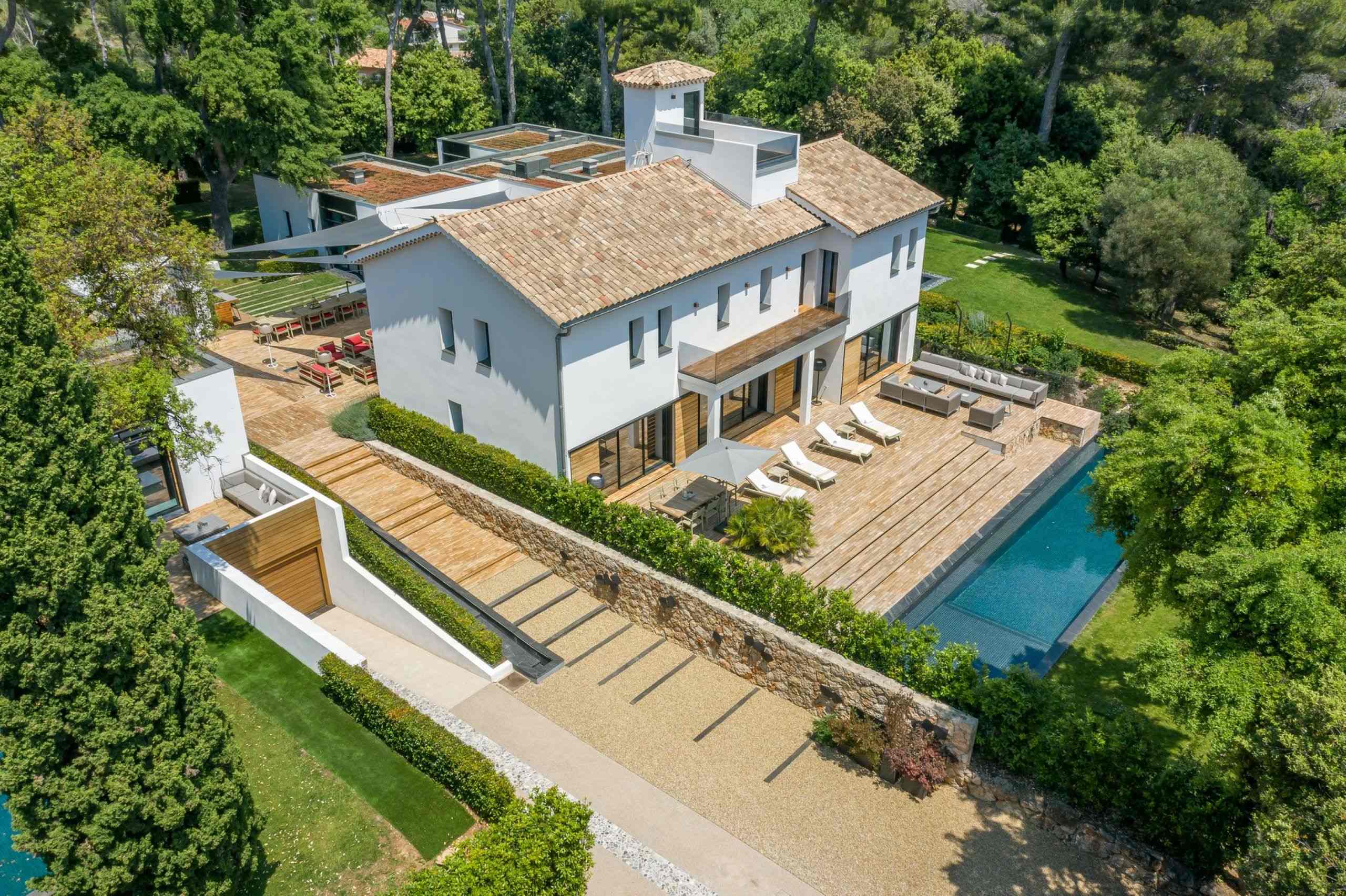 villa-chantal-exterior-swimmingpool-garden-luxury-rental-retreat-antibes