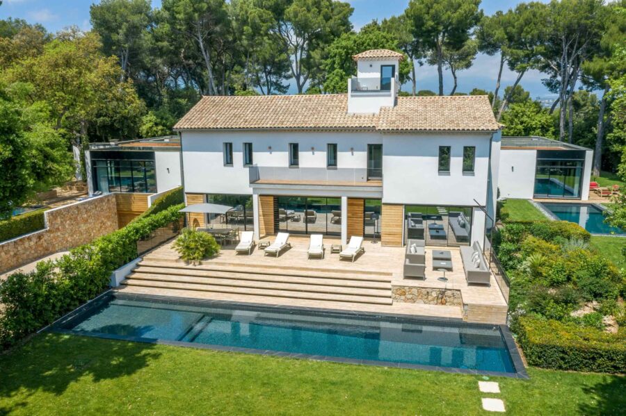villa-chantal-exterior-swimmingpool-veranda-garden-oasis-luxury-rental-retreat-antibes