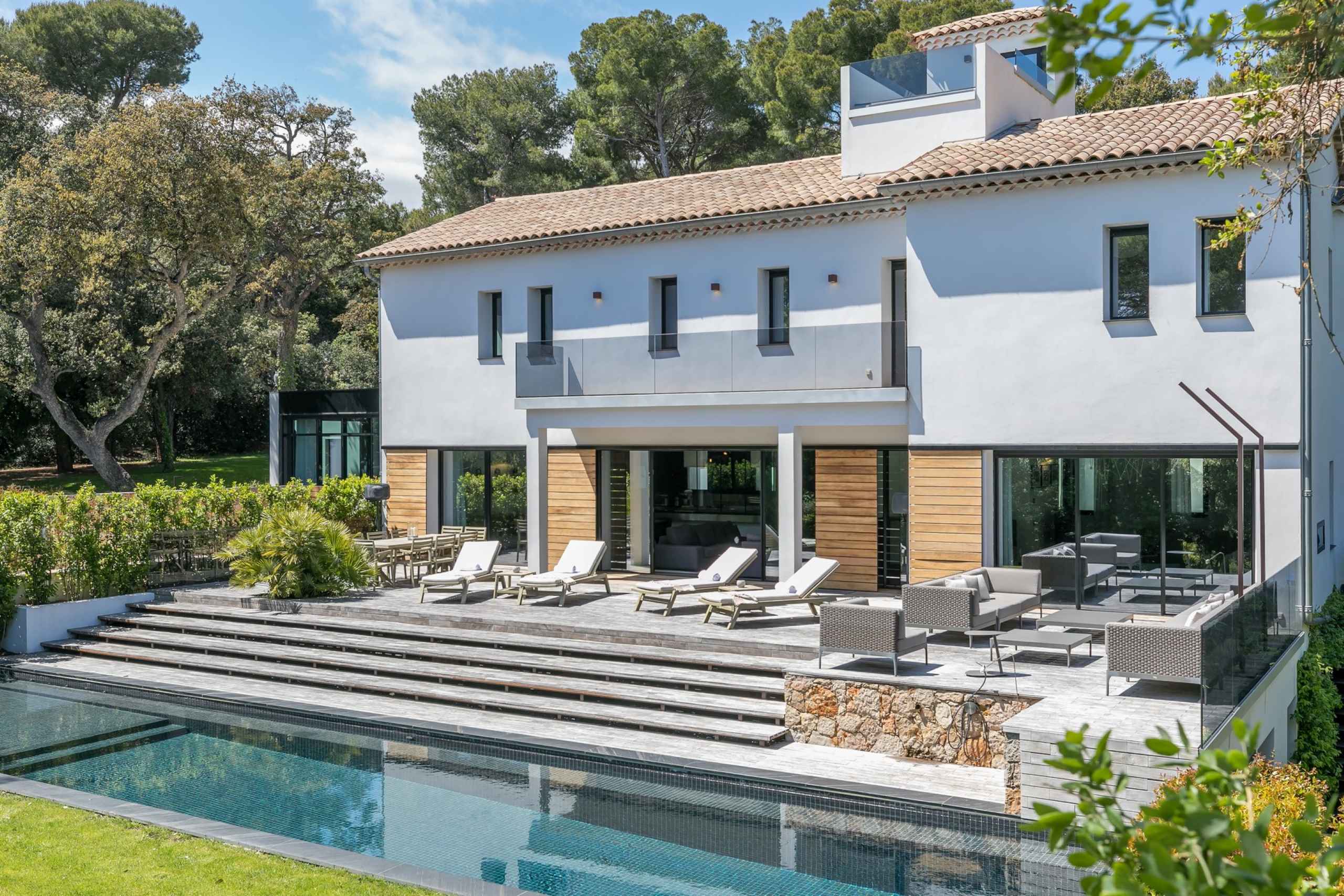 villa-chantal-exterior-terrace-swimmingpool-outdoor-lounge-balcony-garden-luxury-rental-retreat-antibes