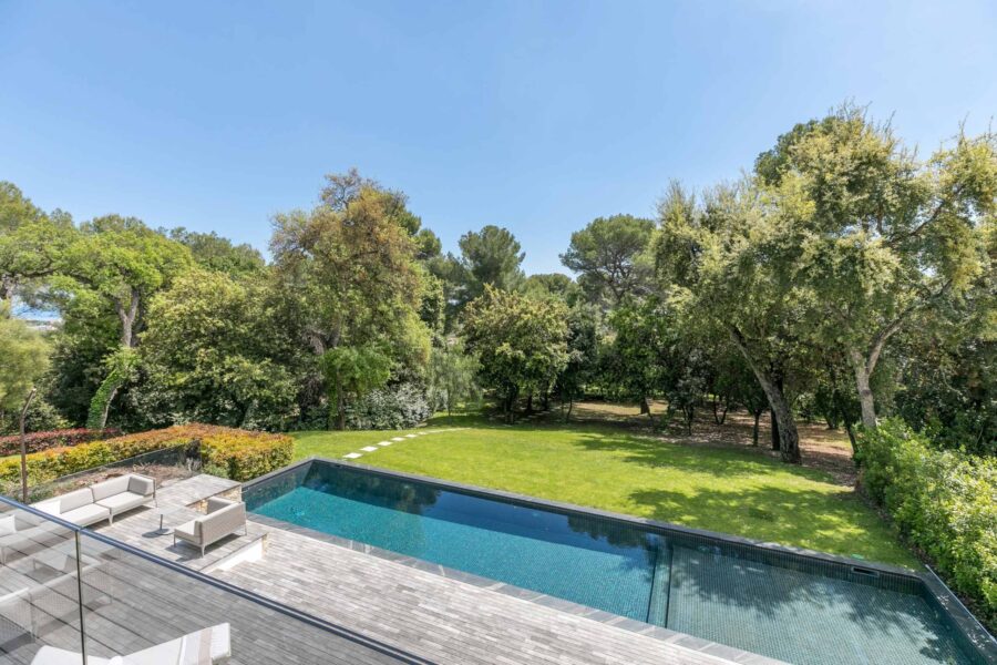 villa-chantal-garden-oasis-outdoor-swimmingpool-decking-outdoor-seating-tropical-surroundings-luxury-rental-antibes
