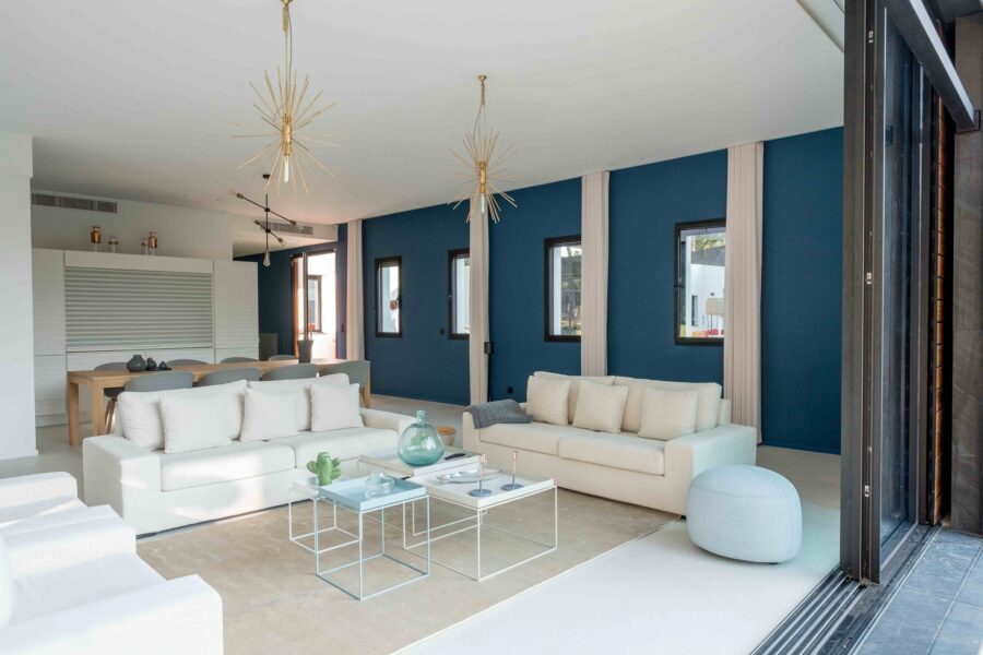 villa-chantal-livingarea-studio-openplan-modern-bright-elegant-interiordesign-luxury-antibes
