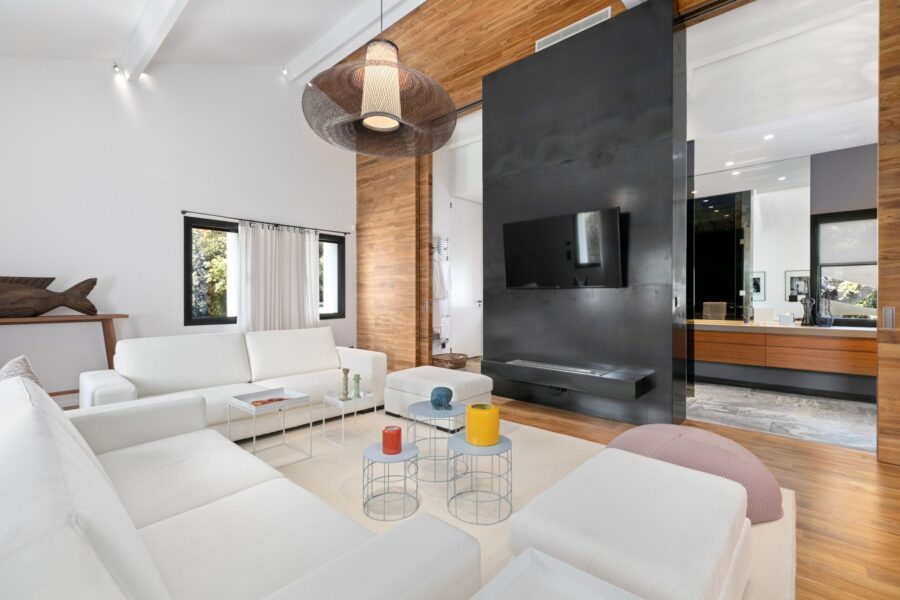 villa-chantal-livingroom-openplan-spacious-modern-bright-luxury-antibes