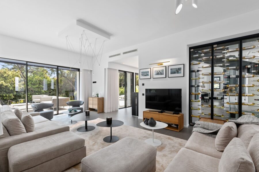 villa-chantal-livingroom-wine-display-modern-sleek-bright-openplan-spacious-luxury-interiordesign-antibes
