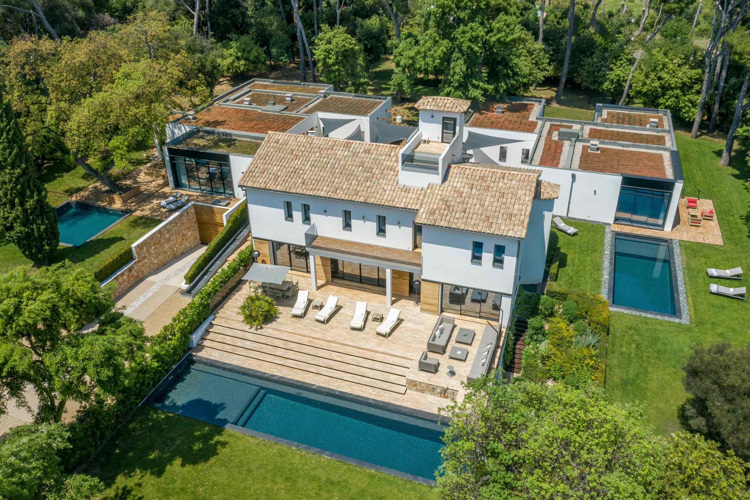 villa-chantal-mainpage-exterior-birdseye-view-large-private-garden-three-seprate-villas-balcony-terrace-swimmingpool-large-garden-luxury-rental-antibes