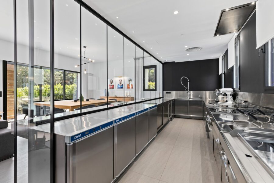 villa-chantal-proffesional-kitchen-spacious-sleek-modern-design-hosting-dinner-parties-openplan-private-chef-luxury-rental-antibes