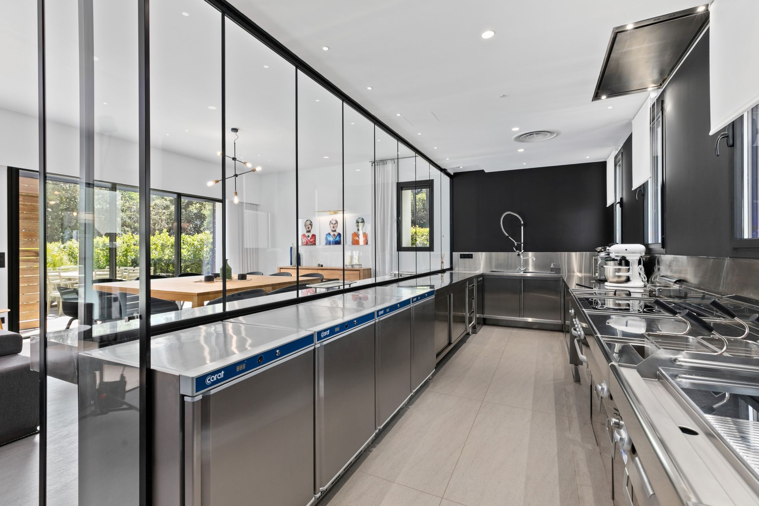 villa-chantal-proffesional-kitchen-spacious-sleek-modern-design-hosting-dinner-parties-openplan-private-chef-luxury-rental-antibes