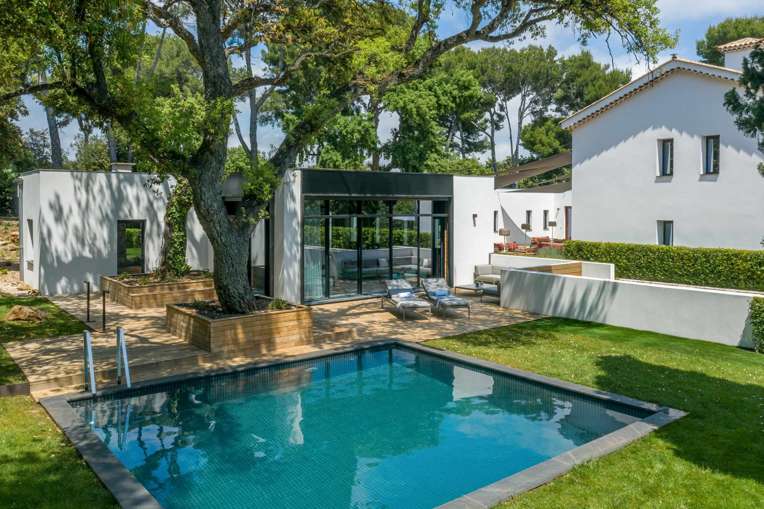 villa-chantal-studio-swimmingpool-tranquil-garden-oasis-luxury-rental-retreat-antibes