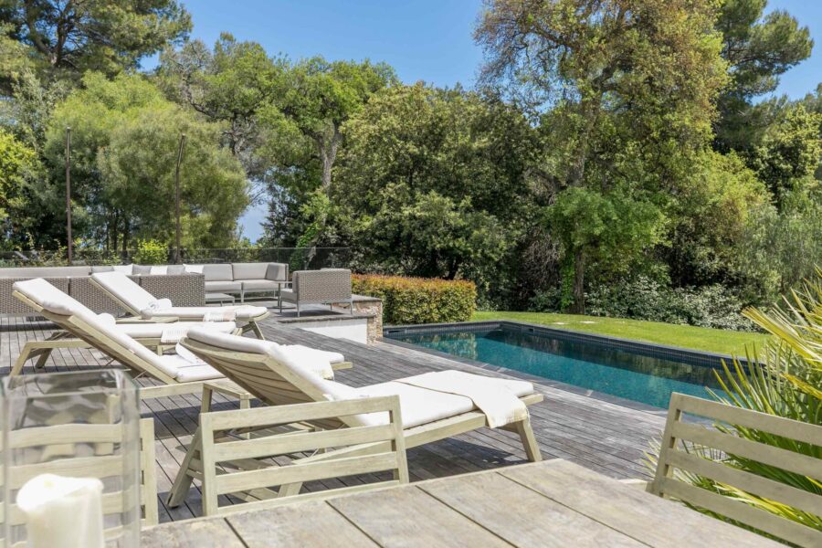 villa-chantal-terrace-swimmingpool-outdoor-dining-lounge-sunlounger-tropical-garden-paradise-luxury-antibes