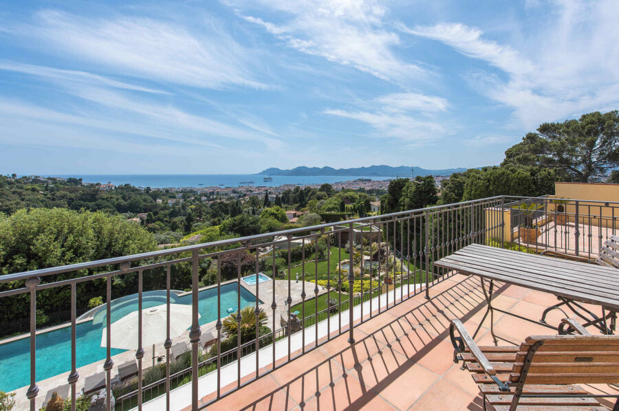 villa-cheyenne-balcony-oceanview-pool-luxury-frenchriviera-cannes