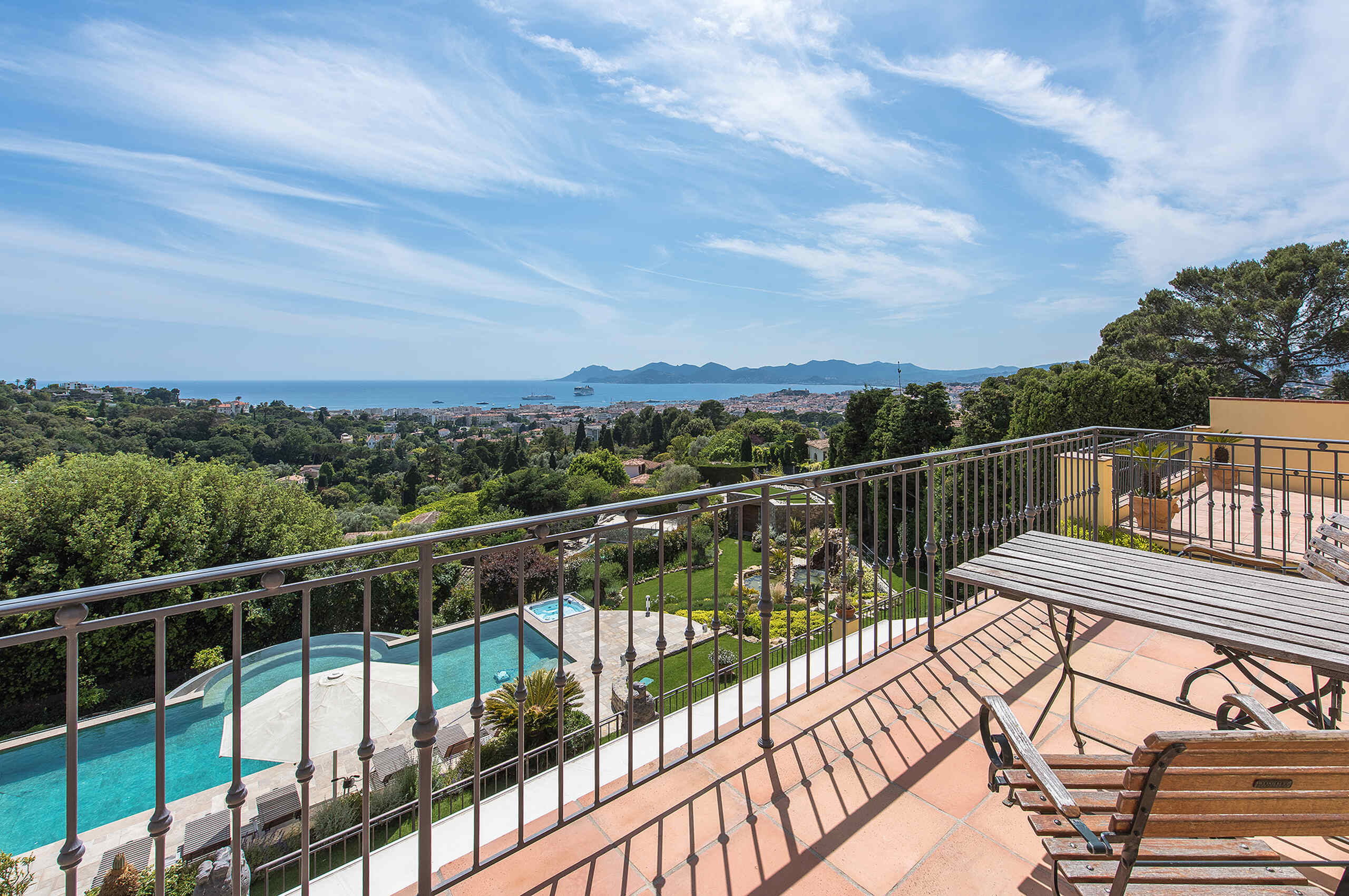 villa-cheyenne-balcony-oceanview-pool-luxury-frenchriviera-cannes