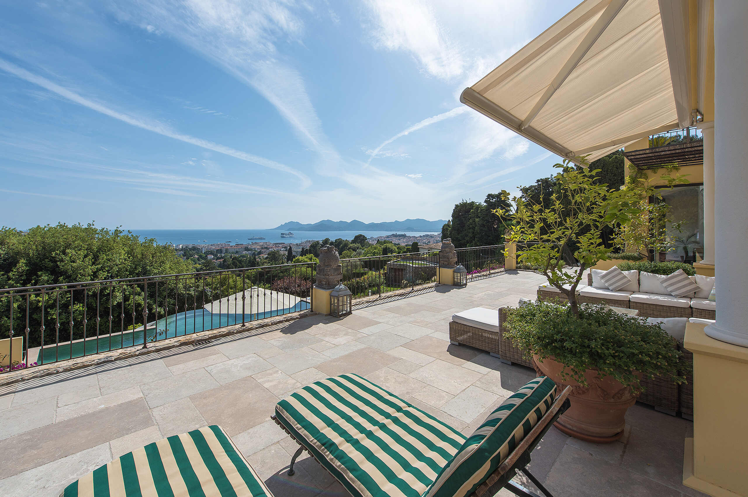 villa-cheyenne-balcony-oceanview-sundrenched-paradise-frenchriviera-cannes
