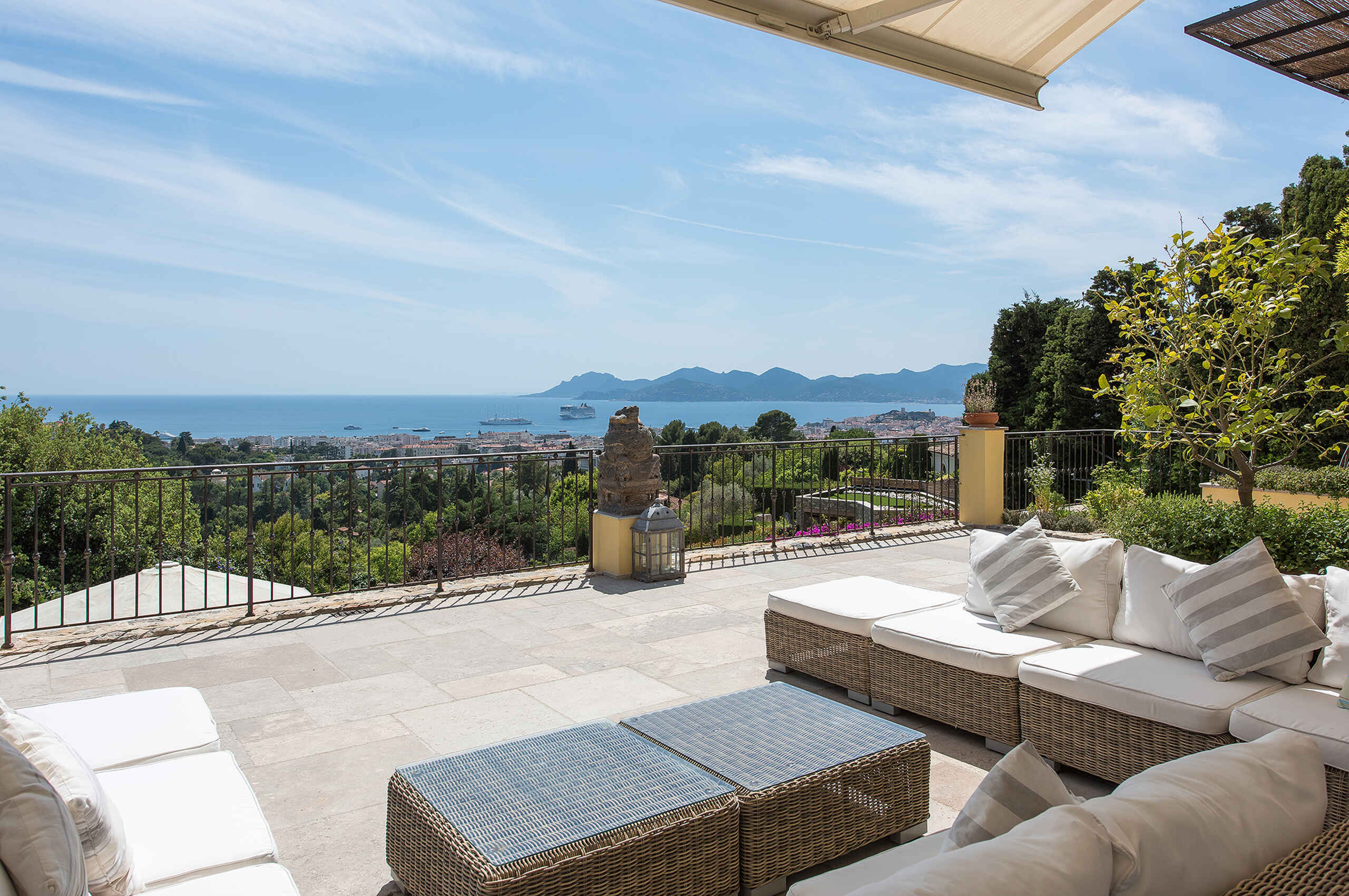 villa-cheyenne-balcony-terrace-outdoorseating-oceanview-paradise-frenchriviera-cannes