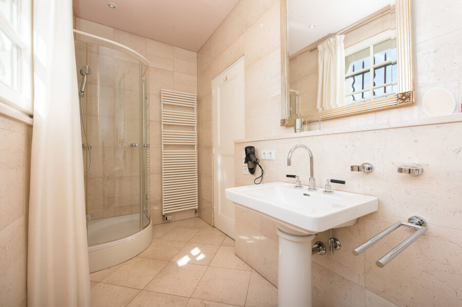 villa-cheyenne-bathroom-classic-modern-stylish-luxury-cannes