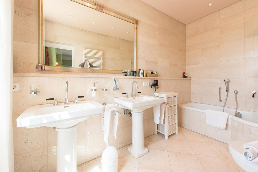 villa-cheyenne-bathroom-doublesink-bathtub-classic-timeless-style-interior-cannes