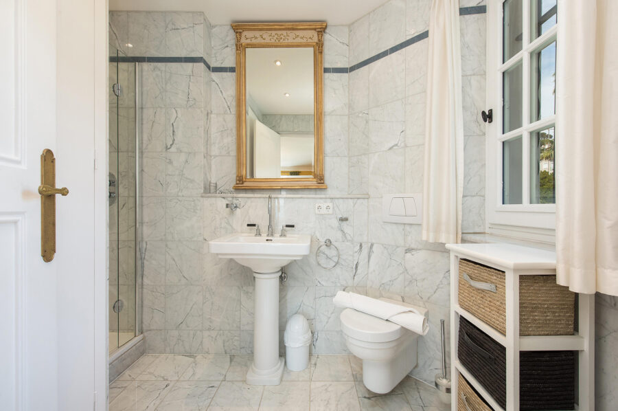 villa-cheyenne-bathroom-marble-luxury-timeless-interiordesign-cannes
