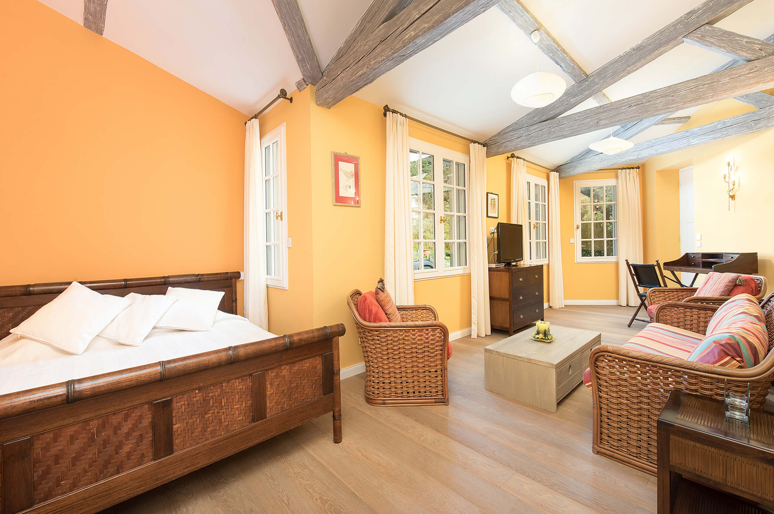 villa-cheyenne-bedroom-beams-classic-timeless-luxury-interior-cannes