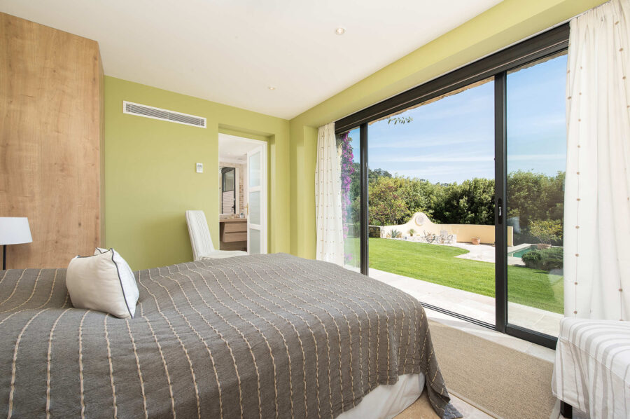 villa-cheyenne-bedroom-gardenview-classic-timeless-style-interior-cannes
