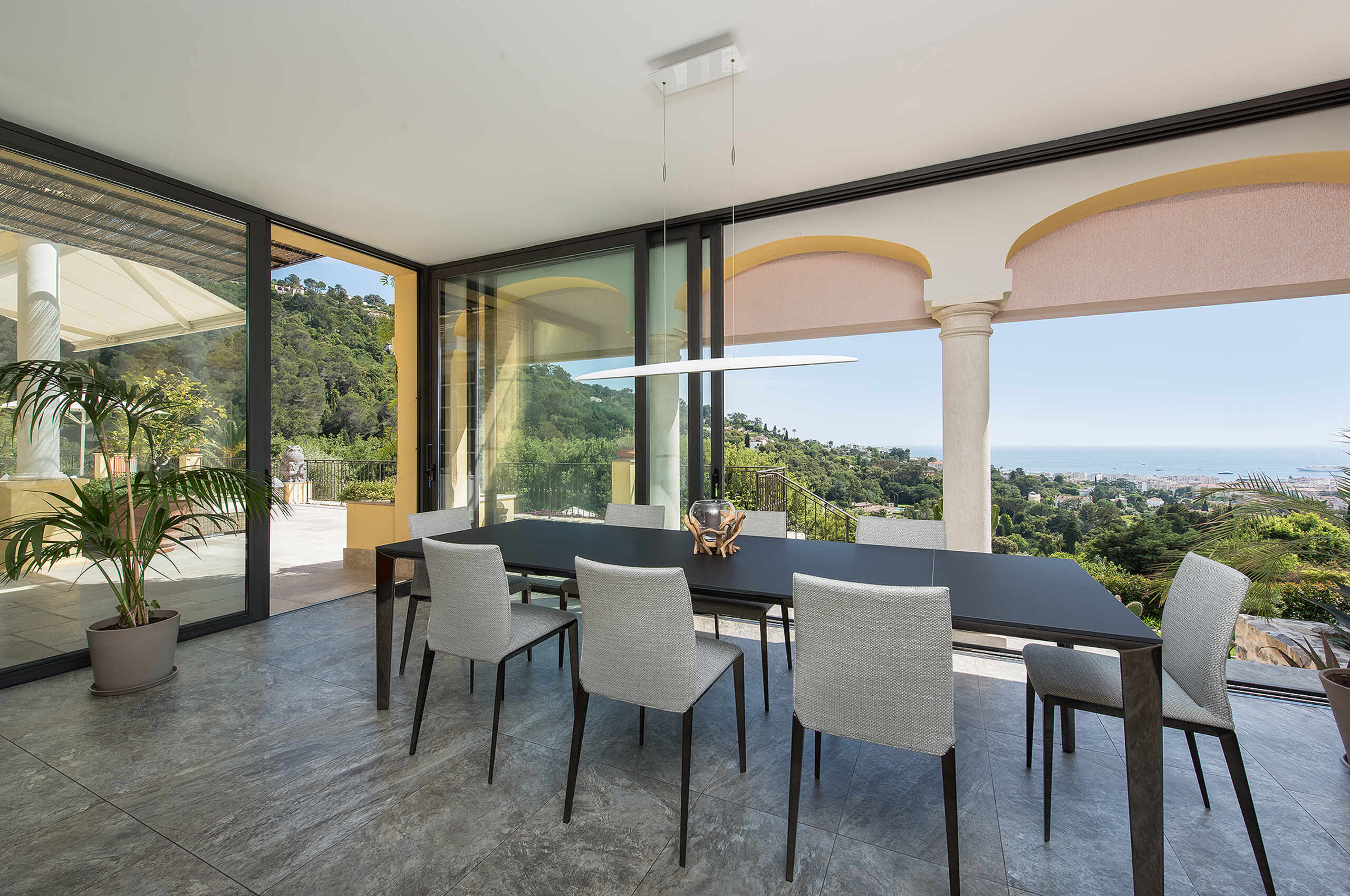 villa-cheyenne-diningroom-oceanviews-paradise-luxury-alfresco-dining-cannes