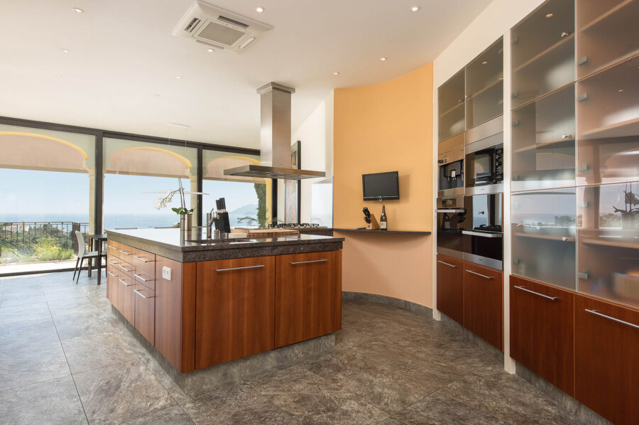villa-cheyenne-kitchen-modern-professional-stylish-cannes