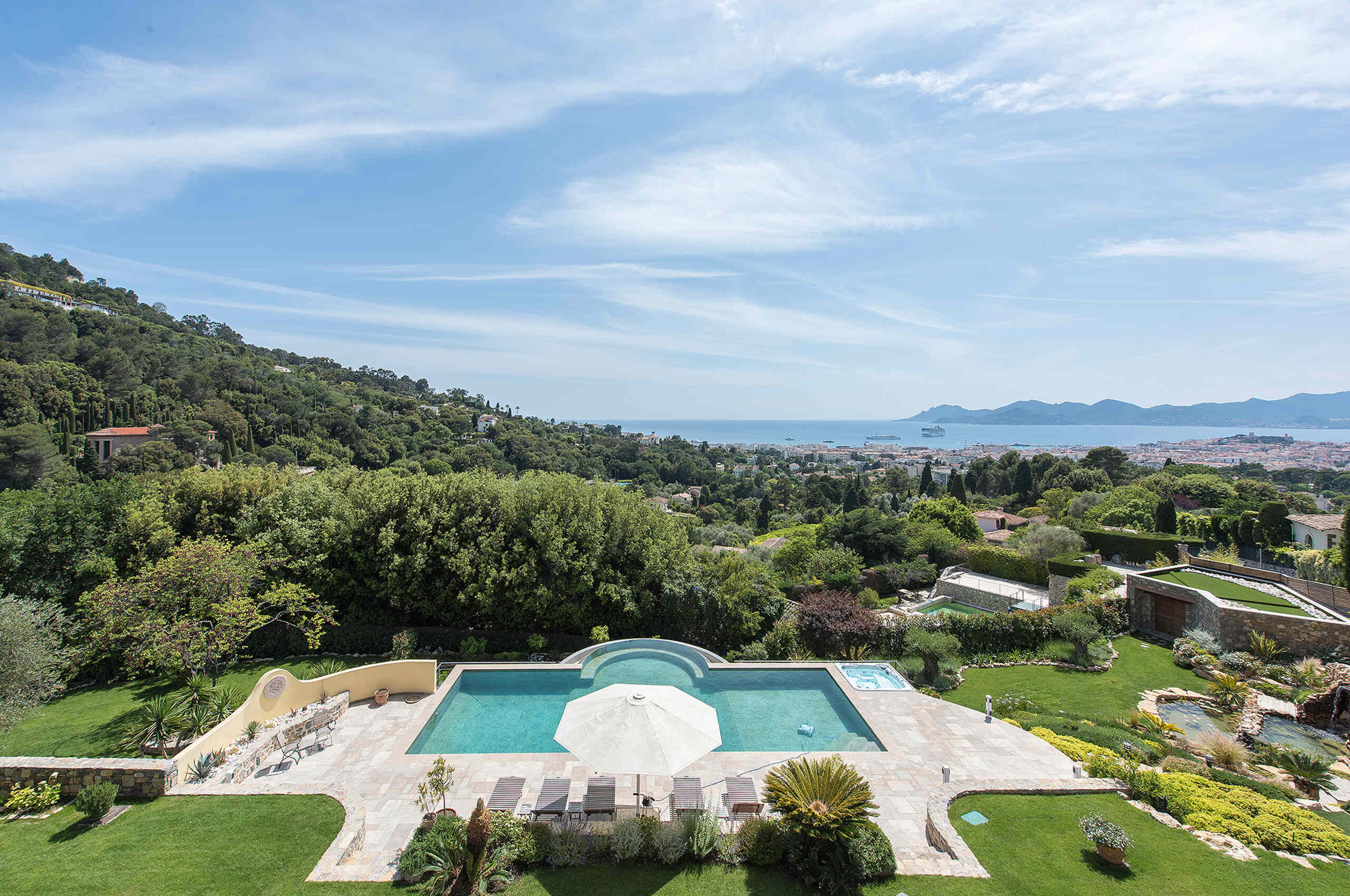 villa-cheyenne-mainpage-exterior-aerial-oceanview-pool-garden-luxury-cannes