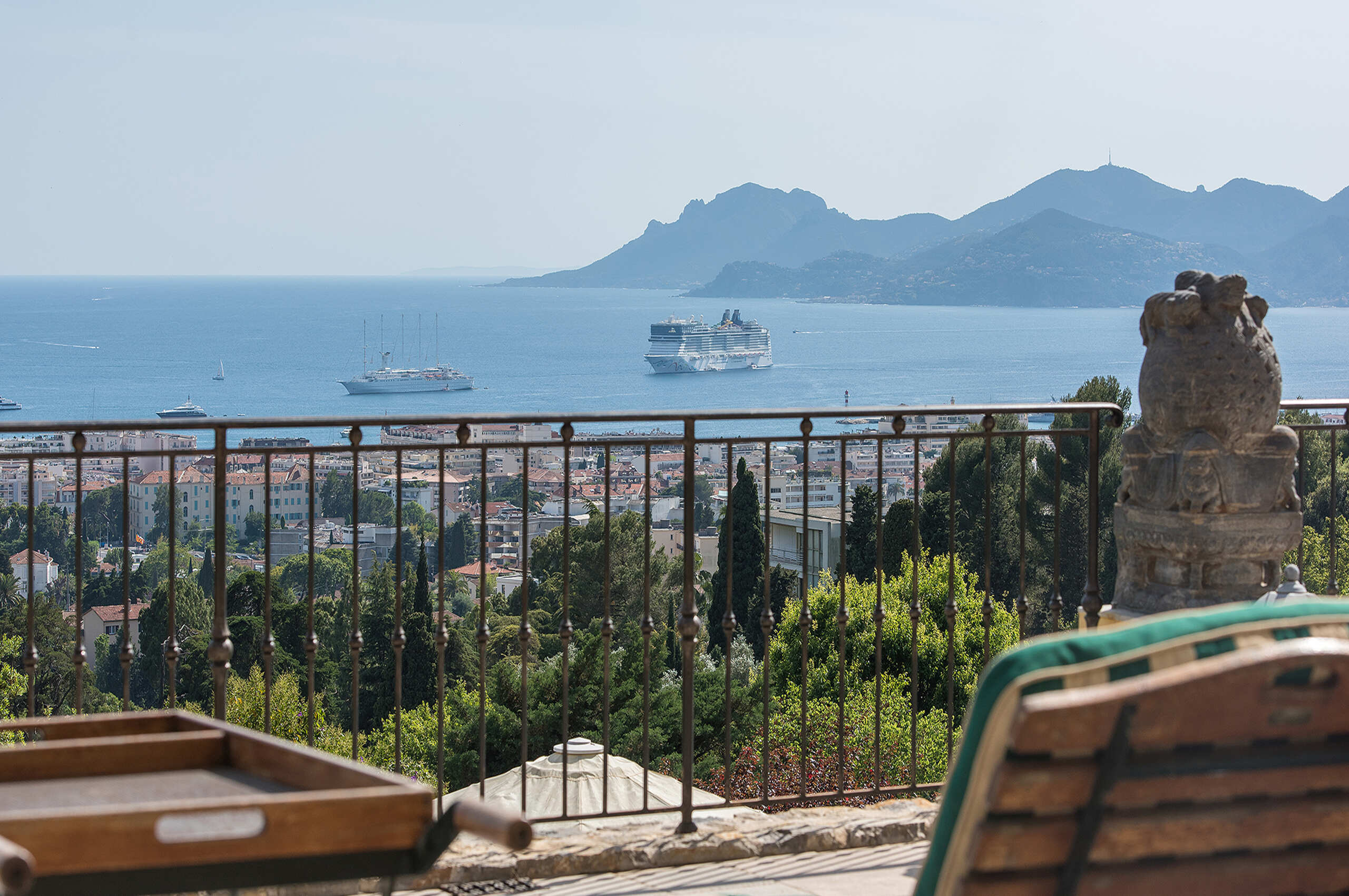villa-cheyenne-oceanview-cruiseship-mounatinview-balcony-paradise-frenchriviera-cannes