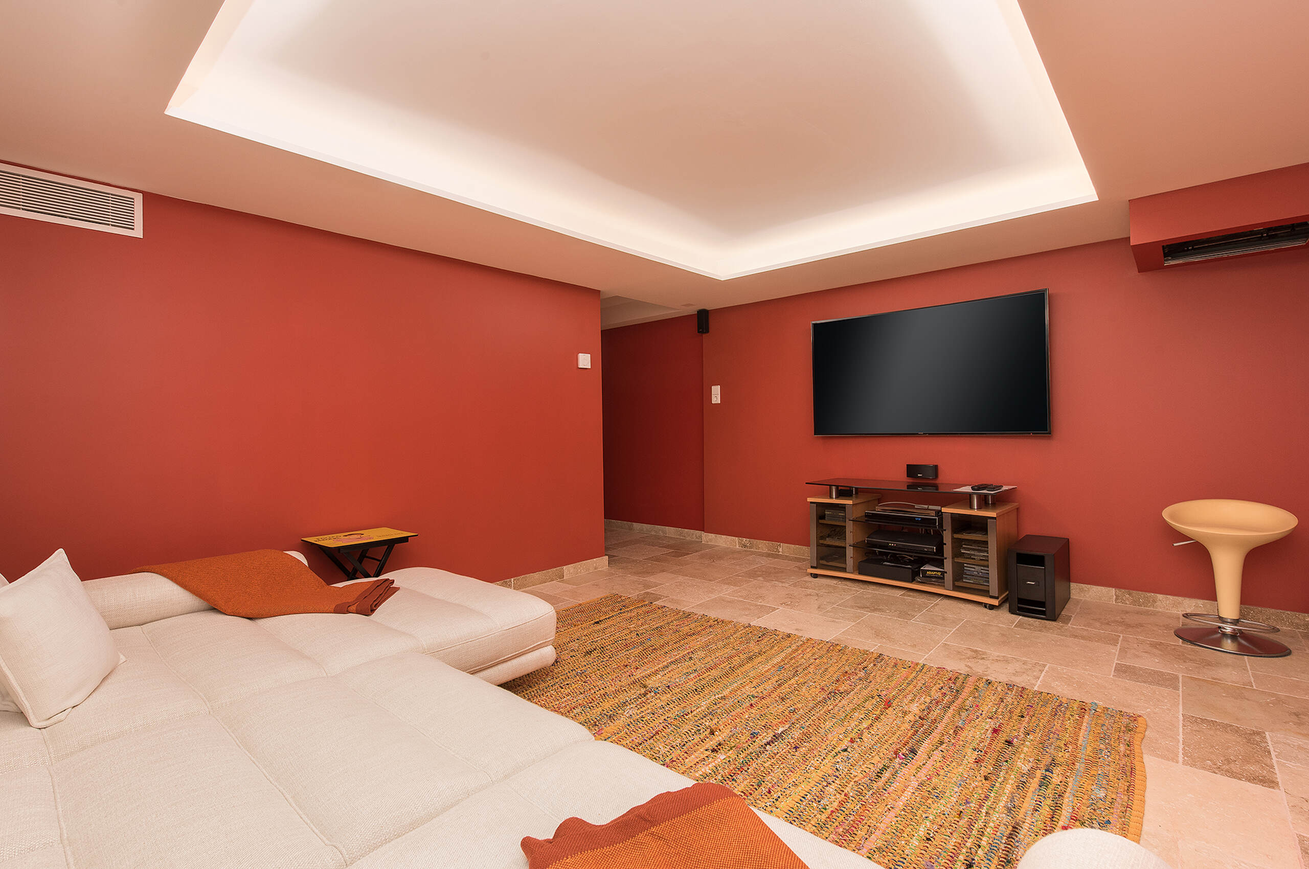 villa-cheyenne-tvroom-cinema-entertainment-comfort-relax-cannes