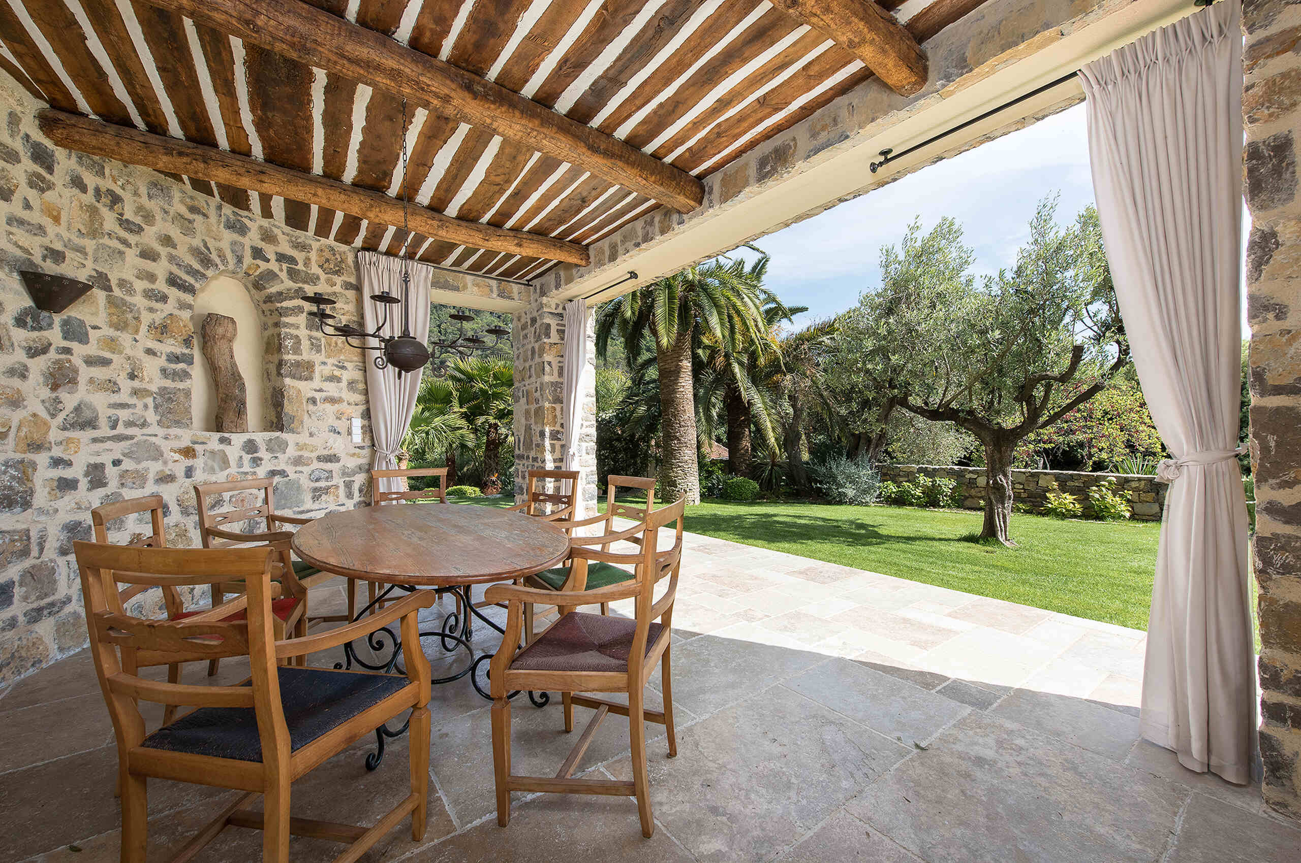 villa-cheyenne-veranda-outdoorseating-paradise-luxury-retreat-cannes
