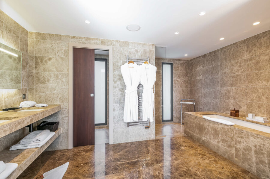 villa-choleigh-bathroom-bathtub-marble-modern-luxury-cannes