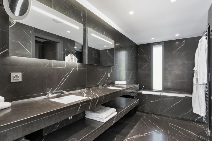 villa-choleigh-bathroom-doublesink-marble-modern-luxury-cannes