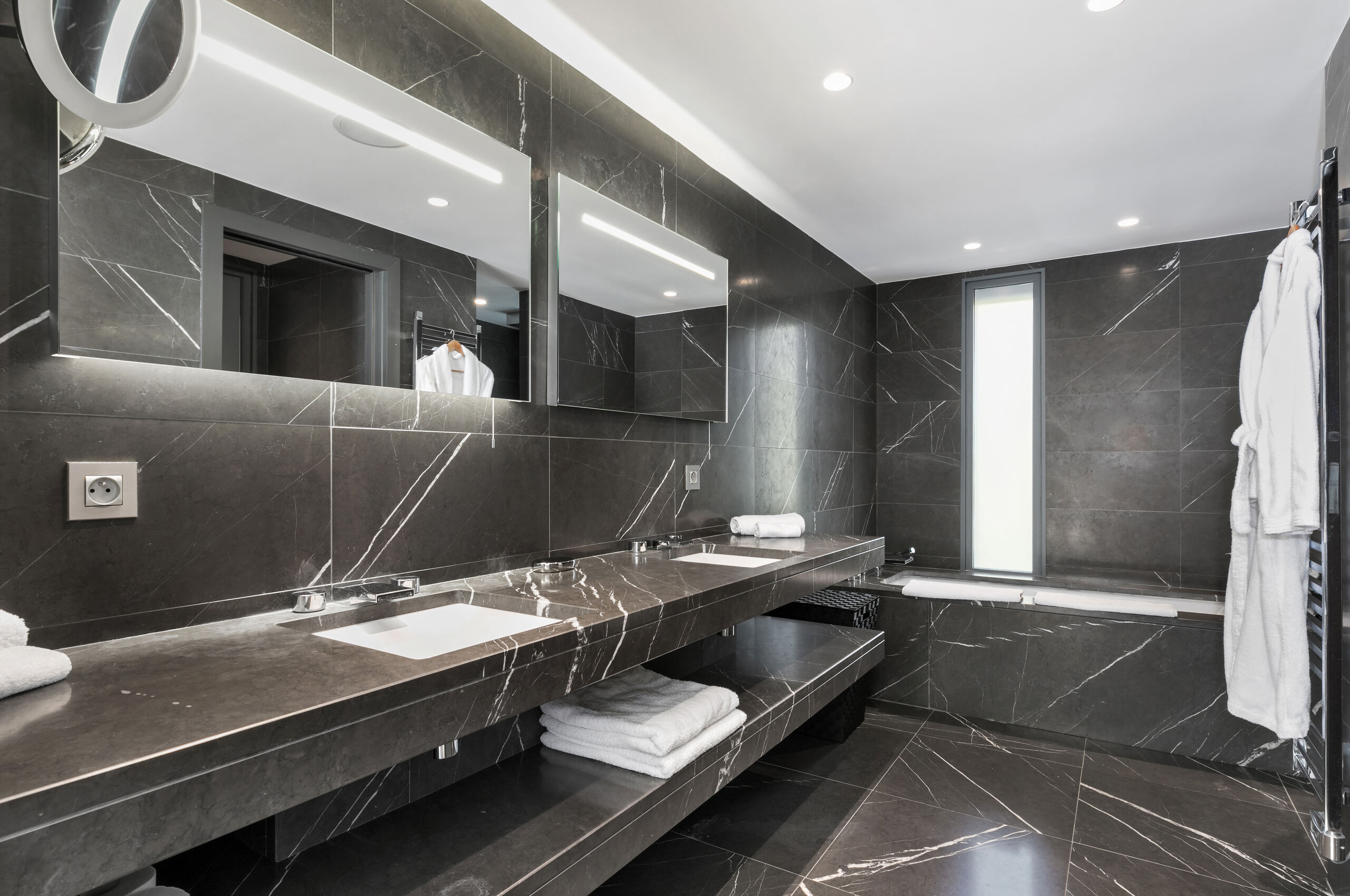 villa-choleigh-bathroom-doublesink-marble-modern-luxury-cannes