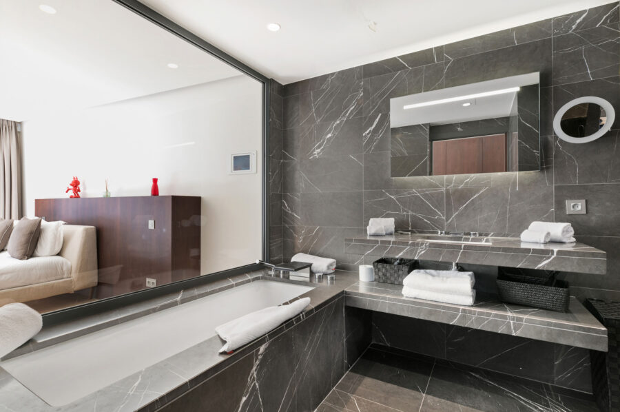 villa-choleigh-bathroom-ensuite-marble-modern-luxury-cannes