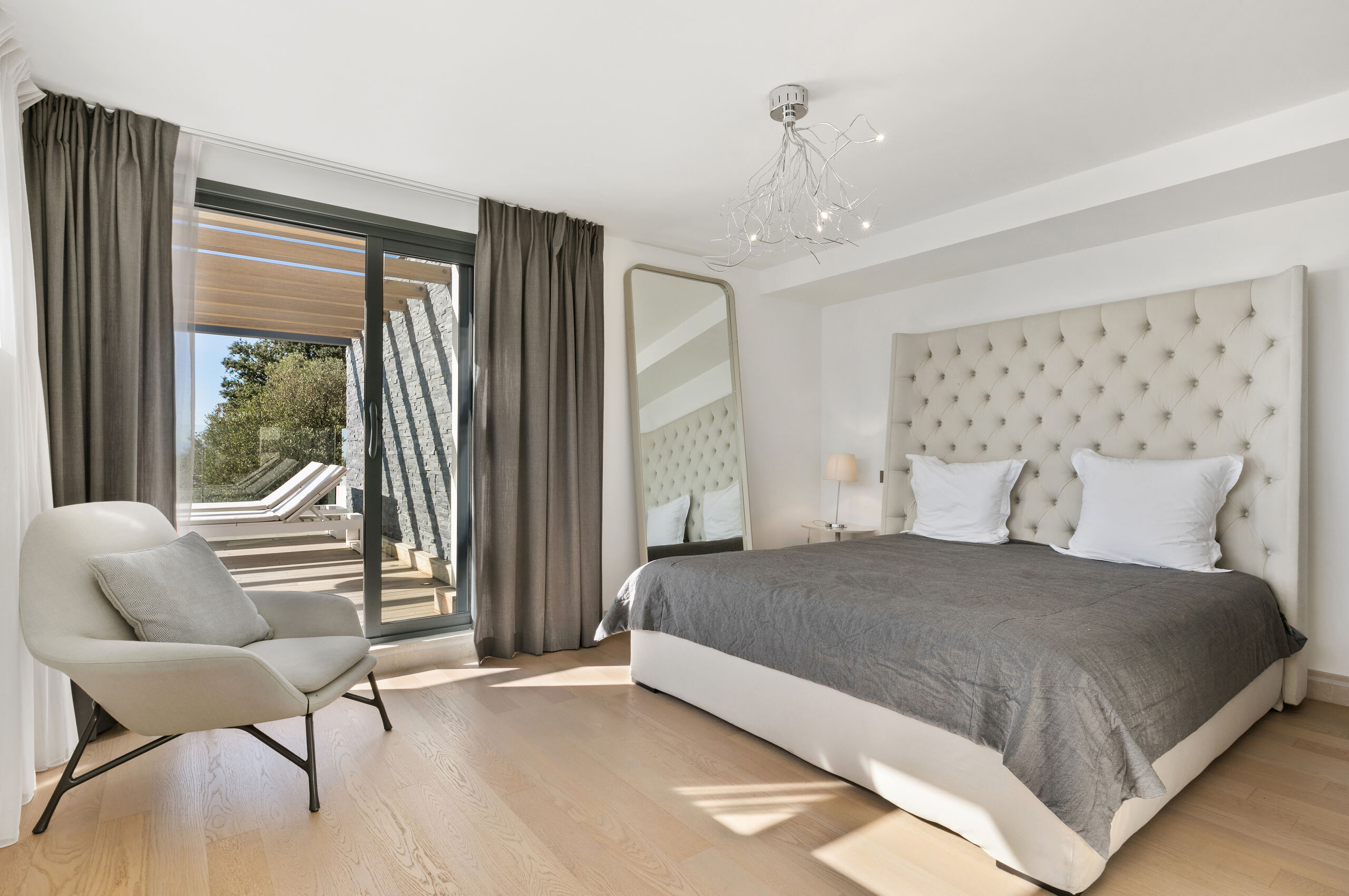 villa-choleigh-bedroom-charming-modern-luxury-cannes