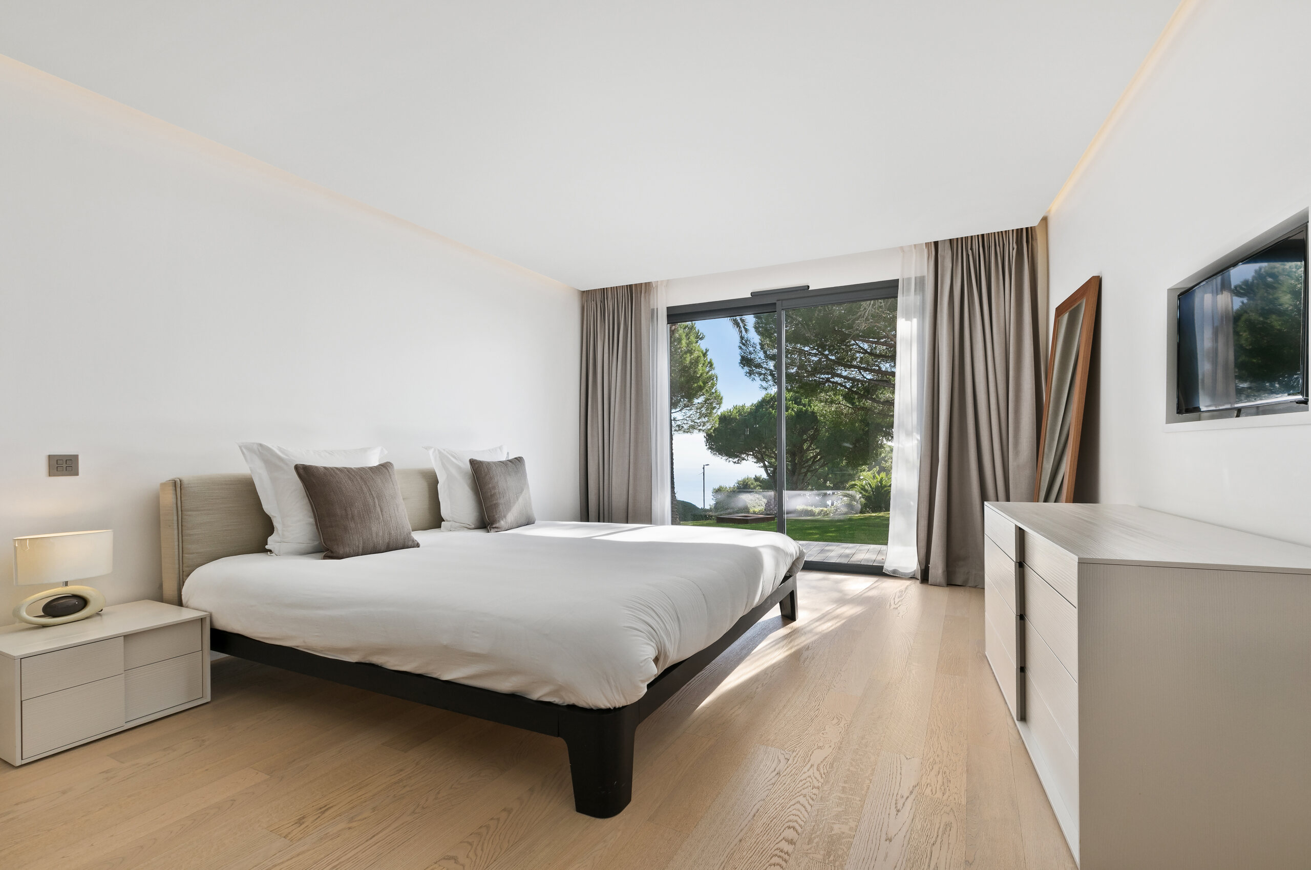 villa-choleigh-bedroom-gardenaccess-modern-luxury-interior-cannes