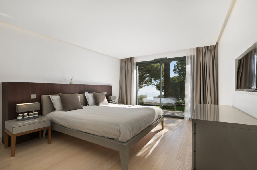 villa-choleigh-bedroom-gardenviews-frenchdoors-modern-luxury-interior-cannes