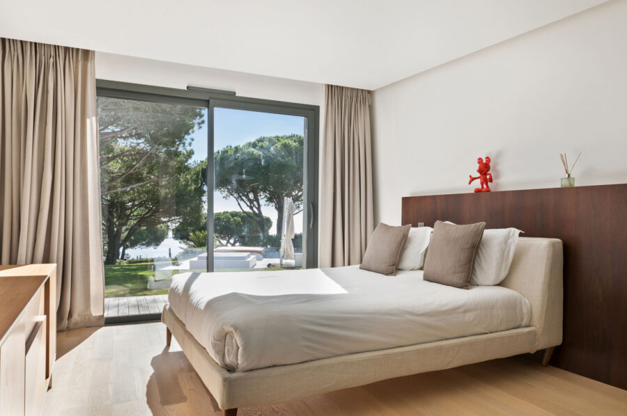 villa-choleigh-bedroom-gardenviews-sleek-timeless-luxury-cannes