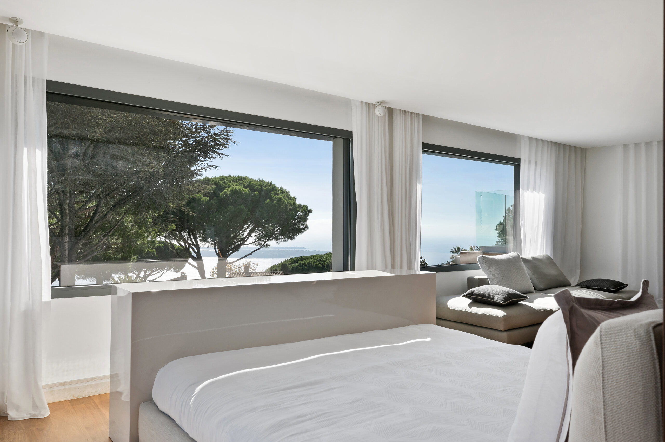 villa-choleigh-bedroom-oceanviews-frenchriviera-cannes