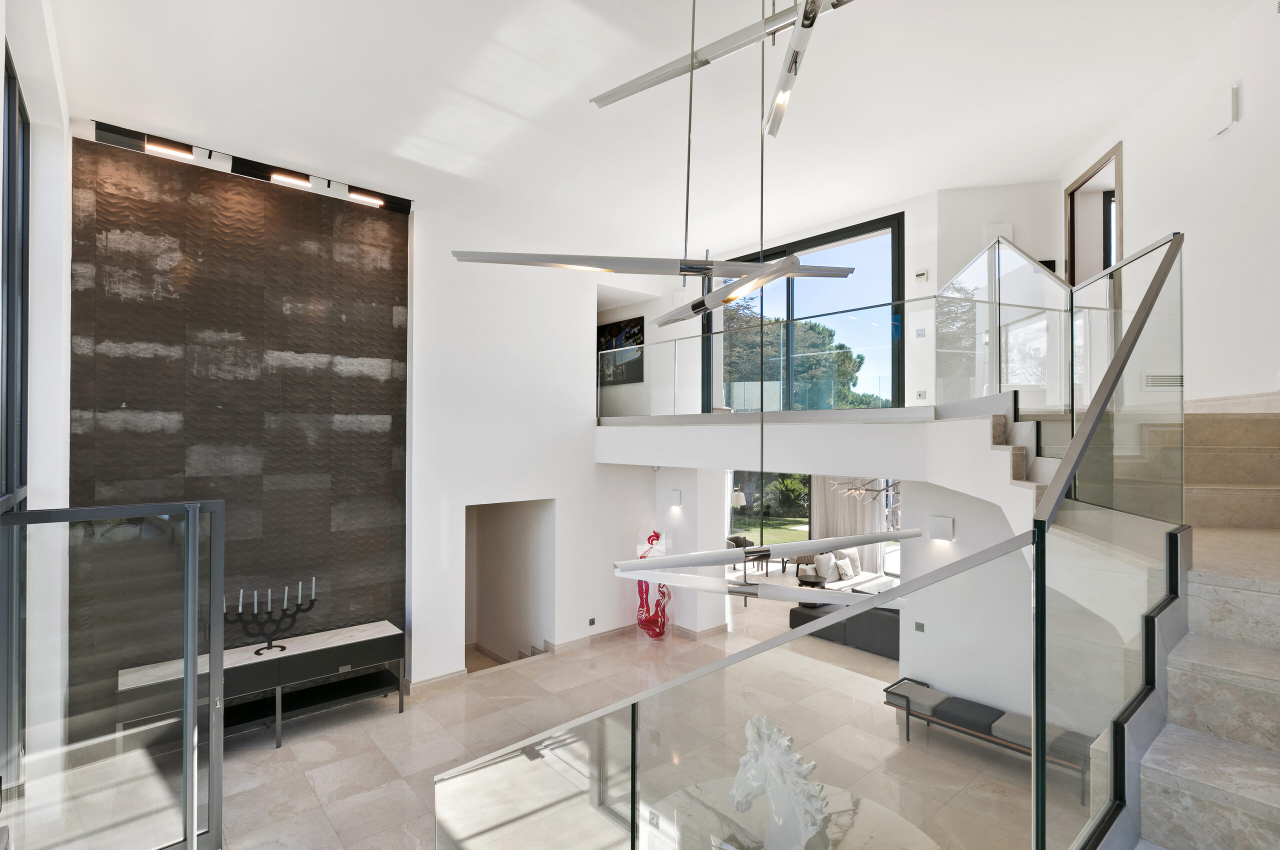 villa-choleigh-entrancehall-staircase-artwork-modern-interior-cannes