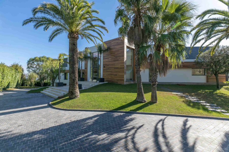 villa-choleigh-exterior-driveway-palmtrees-frenchriviera-cannes