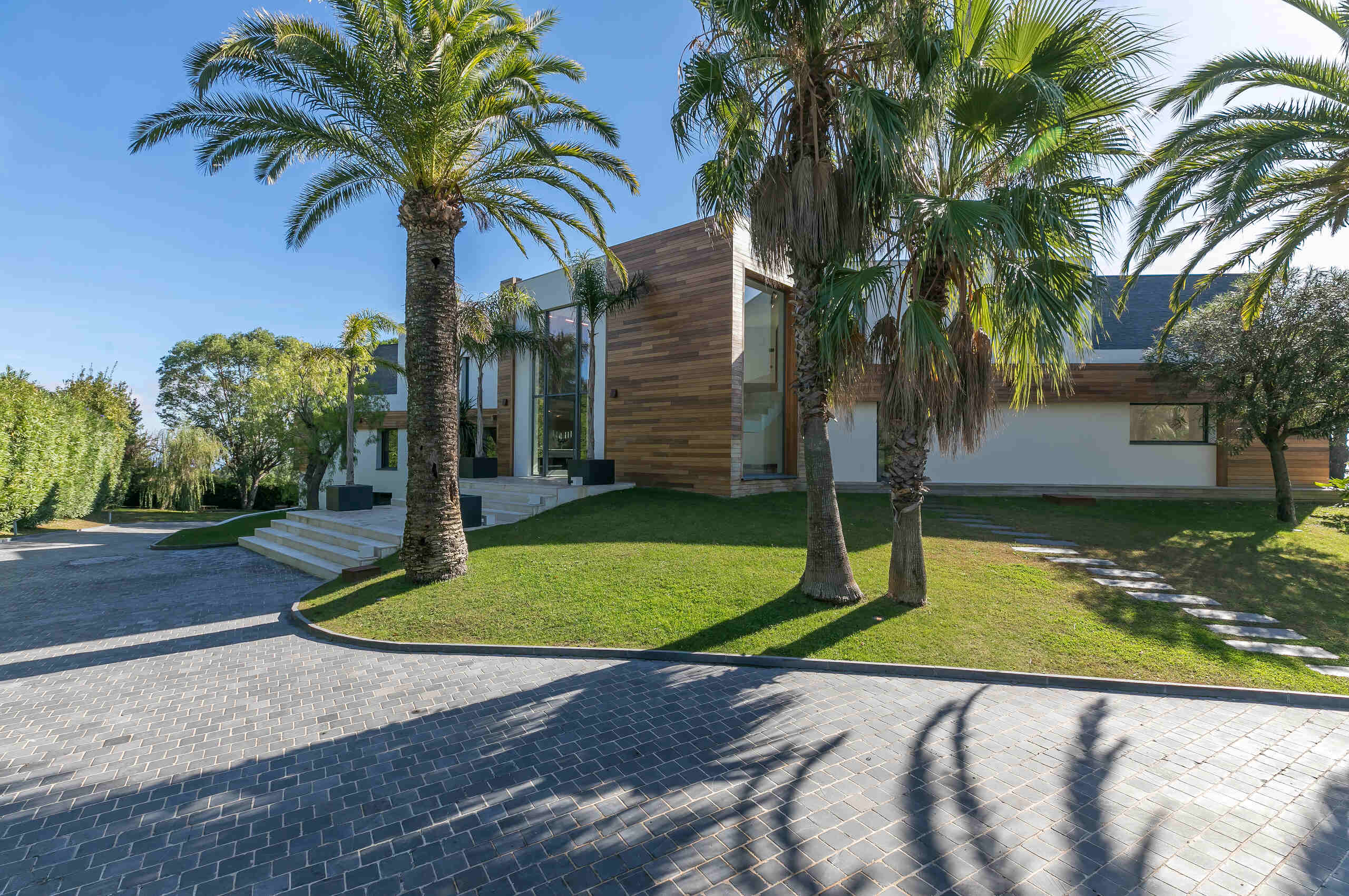 villa-choleigh-exterior-driveway-palmtrees-frenchriviera-cannes