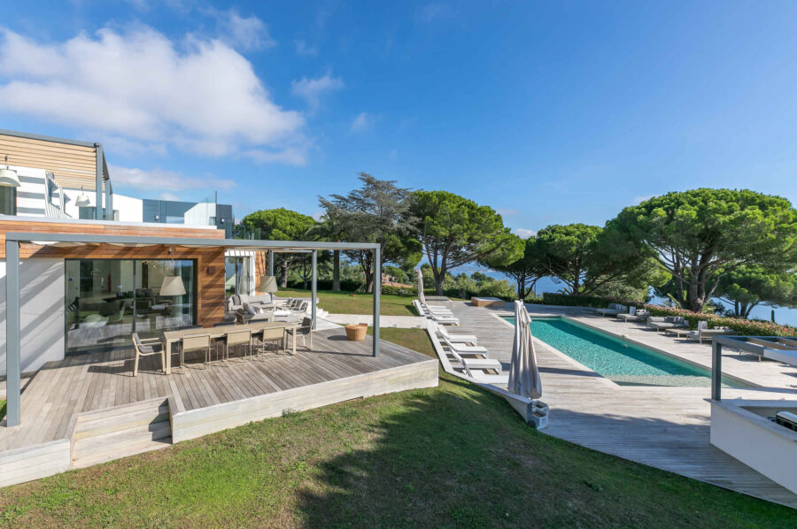 villa-choleigh-exterior-pool-terrace-garden-modern-luxury-cannes