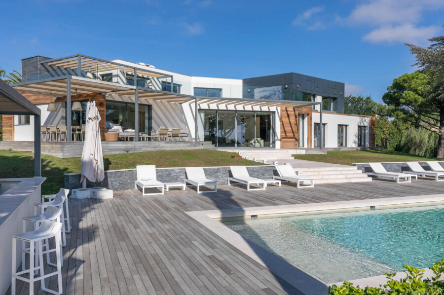 villa-choleigh-exterior-poolside-modern-luxury-architecture-cannes
