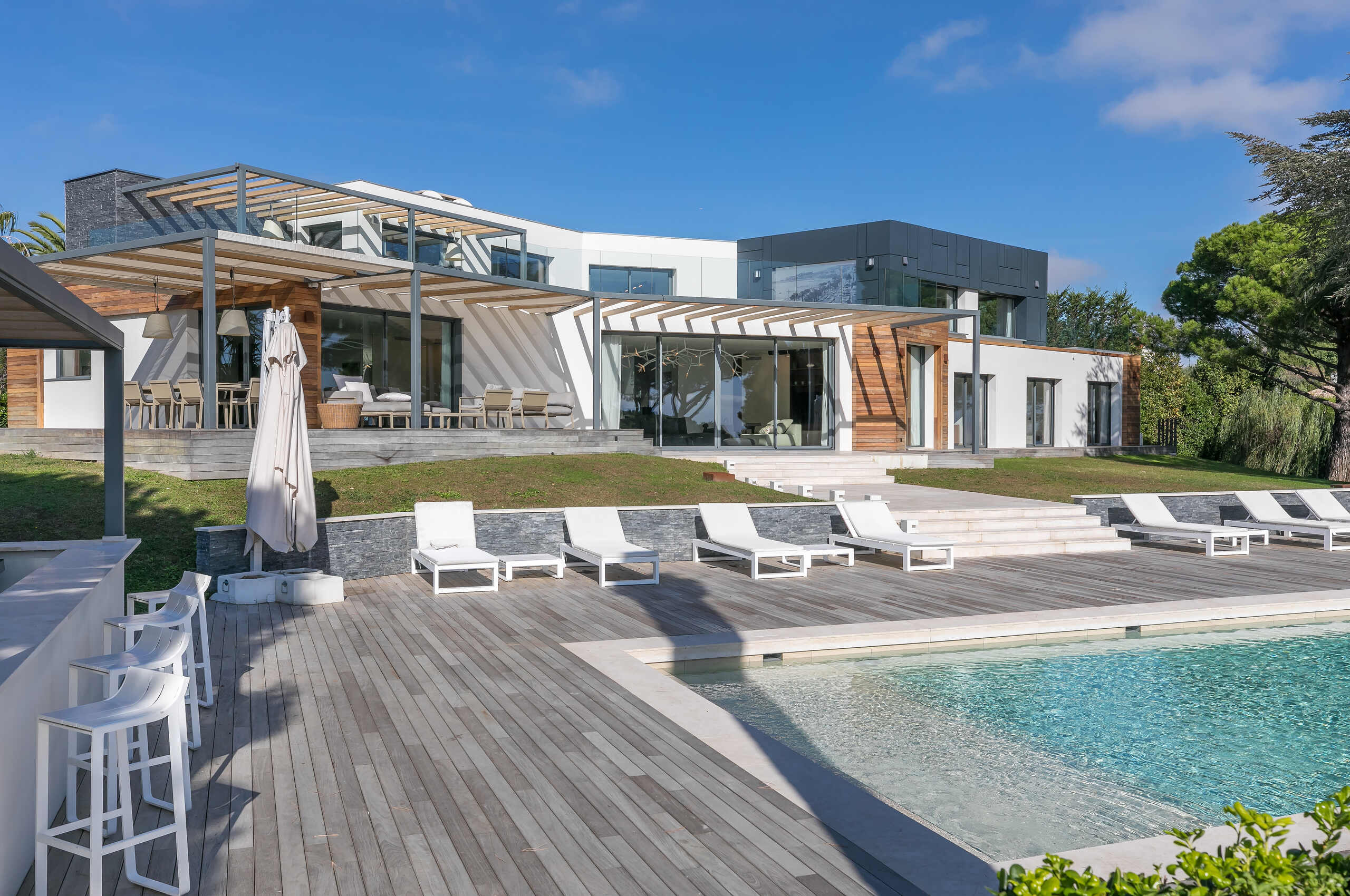 villa-choleigh-exterior-poolside-modern-luxury-architecture-cannes