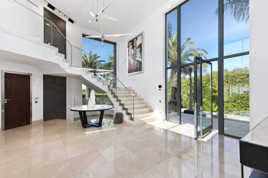 villa-choleigh-hallway-entrance-grand-luxury-modern-cannes