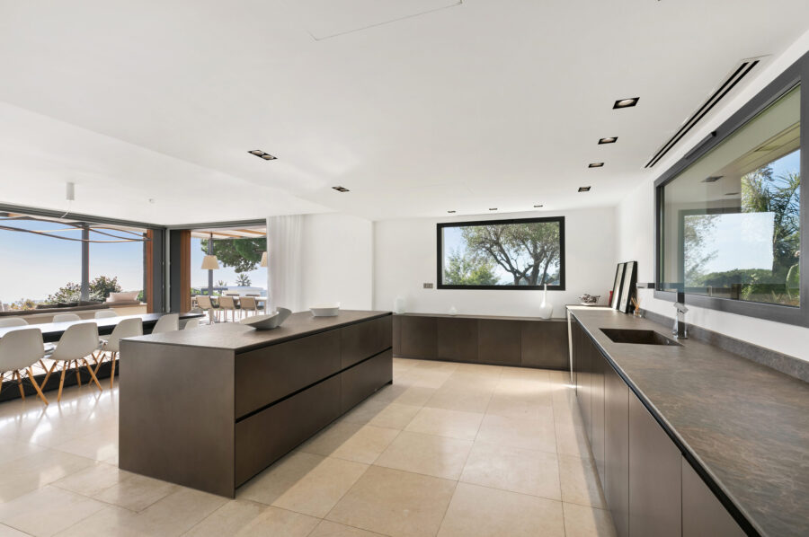 villa-choleigh-kitchen-bright-luxury-modern-interior-design-cannes