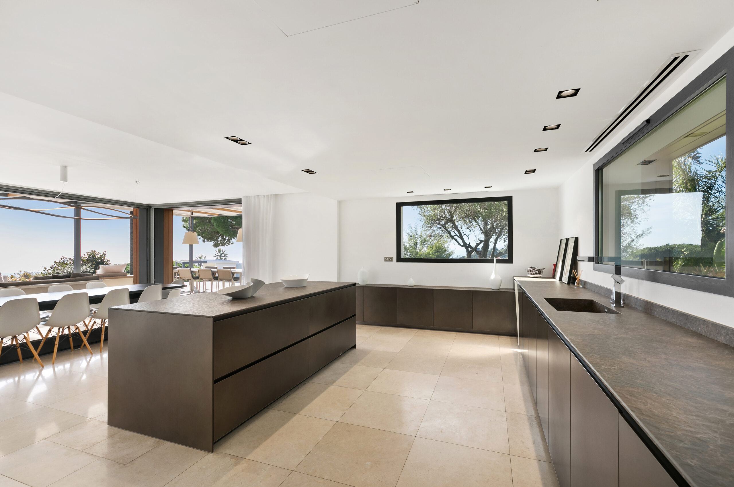 villa-choleigh-kitchen-bright-luxury-modern-interior-design-cannes