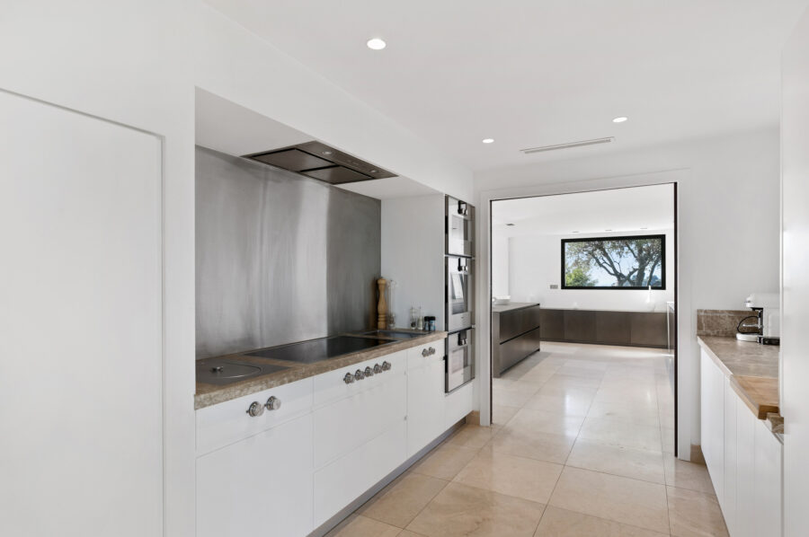 villa-choleigh-kitchen-modern-sleek-interior-design-cannes